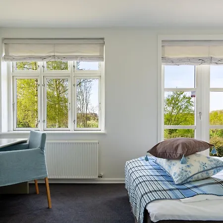 Borre Knob Fjordhotel 住宿加早餐酒店 尤尔斯明讷